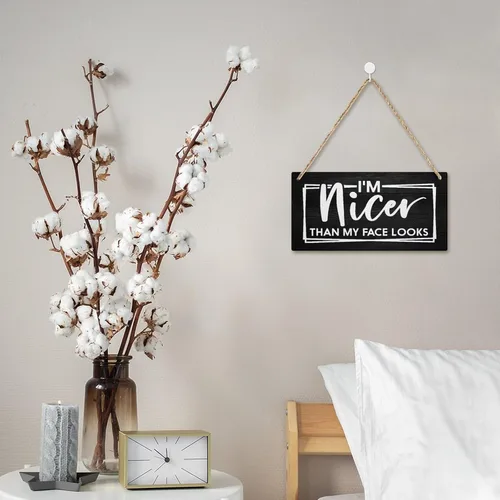 Vista 5 de Cartel de madera divertido estilo granja con texto en inglés "I'M Nicer Than My Face Looks Im Nicer Than My Home" para colgar en la pared, porche