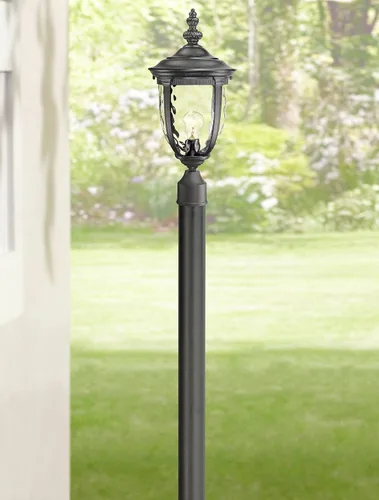 Vista 5 de John Timberland Bellagio - Poste de luz tradicional para exteriores con poste de base plana texturizado, negro, 99 3/4 pulgadas, vidrio martillado