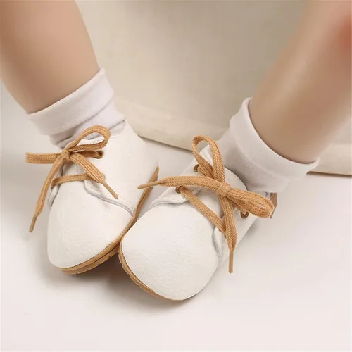 Vista 3 de Zapatos de piel sintética para bebés, niños y niñas, suela de goma suave, con cordones, zapatos Oxford para cuna para niños pequeños que caminan