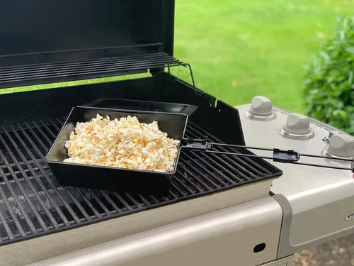 Vista 4 de Outset Bandeja antiadherente para palomitas de maíz con mango extraíble para parrilla, estufa y fogata