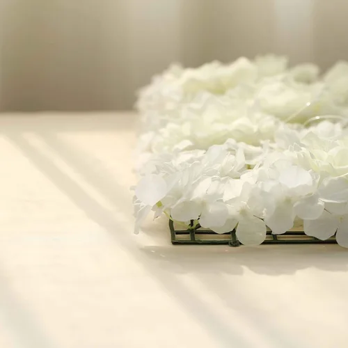 Vista 5 de Paquete de 12 tapetes artificiales de follaje sintético de 33 pies cuadrados, panel de hortensias y rosas, telón de fondo de flores para boda, Crema