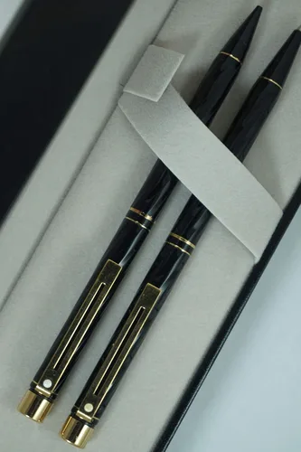 Vista 4 de Sheaffer Hecho en los Estados Unidos Signature Targa Spiral Black Lacquer Barrel con anillos de oro Signature Targa Center y bolígrafo de oro de 22