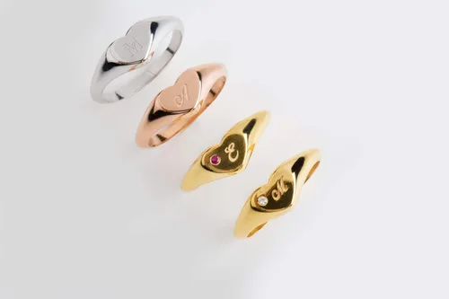 Vista 3 de Anillo en forma de corazón para mujer en oro macizo de 9k, 14k y 18k, sello de corazón para dedo meñique, anillo de chevalier grabado inicial