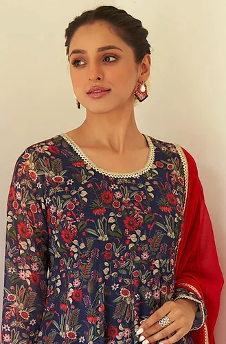 Vista 4 de Janasya Kurta con estampado floral digital Georgette azul oscuro para mujer con Palazzo y Dupatta