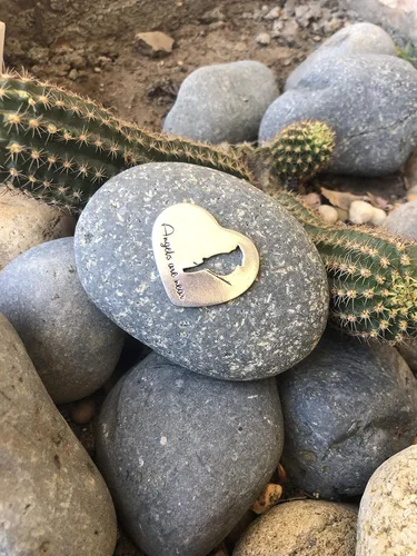 Vista 5 de Regalo de recuerdo de condolencias – Los ángeles están cerca – Placa de peltre sobre una piedra de río – Bonita adición a un jardín conmemorativo