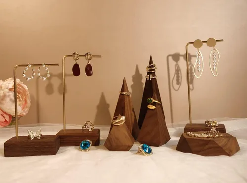 Vista 9 de GemeShou Soporte de anillo de madera pequeño de nogal, 4 piezas para vender anillos de madera para joyería Cono de soporte de anillo pirámide