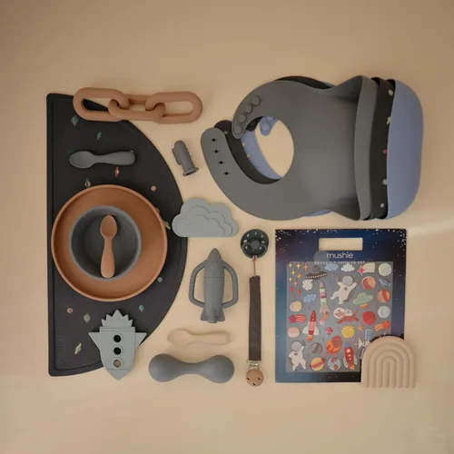 Vista 84 de Mushie - Babero de silicona para bebé, ajustable y resistente al agua (abejas) De 4 a 24 meses, lavable a máquina, correa ajustable