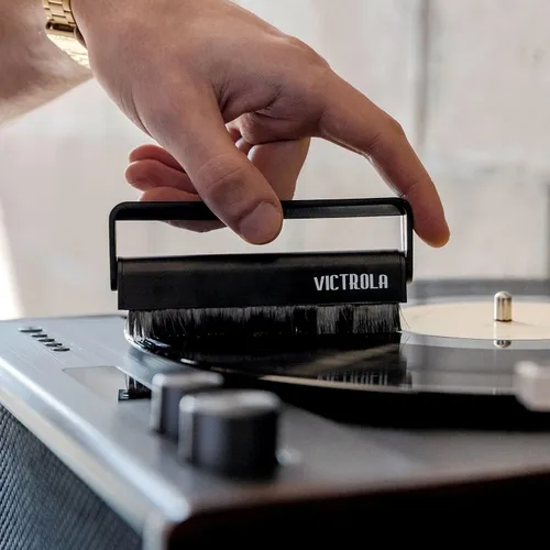 Vista 7 de Victrola 'The Kit' - Un kit de limpieza de discos de vinilo, funciona como soporte de discos, incluye cepillo antiestático, solución de limpieza
