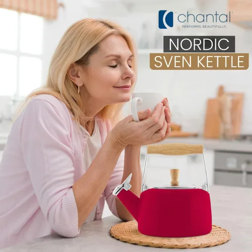 Vista 5 de Chantal SVEN - Tetera silbante esmaltada sobre acero con mango de madera natural, 1.4 cuartos de galón, color rojo manzana Manzana roja