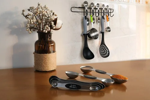Vista 8 de Juego de cucharas medidoras magnéticas de acero inoxidable de doble cara apilables, cucharadita y cucharada para medir ingredientes secos y líquidos