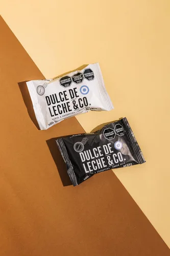 Vista 2 de Dulce de Leche & CO. Alfajores Premium DDL&CO x 2 unidades - 1 negro 1 blanco - Hecho en Argentina (4)