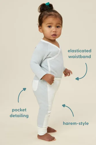 Vista 3 de MORI Pantalones de yoga estilo harén para bebé en rayas grises y blancas, pantalones unisex con diseño de dos tonos y bolsillo trasero, recién