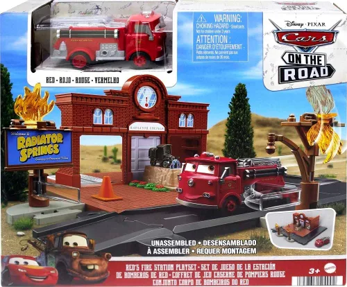 Vista 6 de Mattel Disney y Pixar Cars On The Road Toys, Red 's Fire Station Playset con camión de bomberos fundido a presión y acción activada por niños