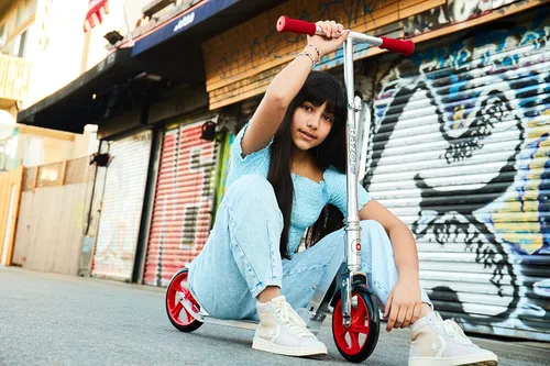 Vista 4 de Razor Patinete A5 Lux Kick para niños de 8 años en adelante, ruedas de uretano de 8 pulgadas, acabado anodizado con colores y gráficos llamativos