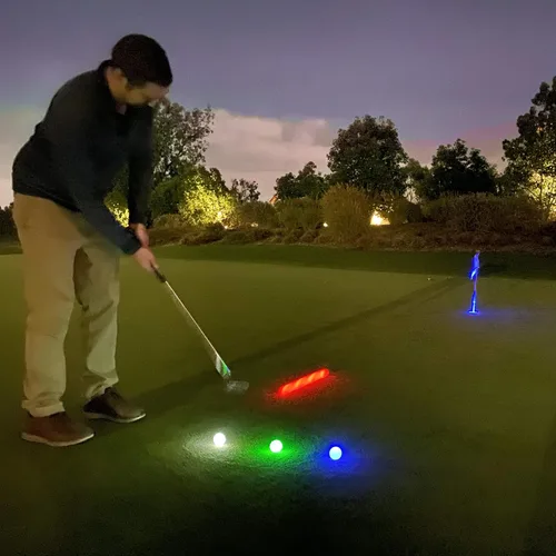 Vista 5 de GoSports Paquete de 12 pelotas de golf con luz LED, activadas por impacto con temporizador de 10 minutos