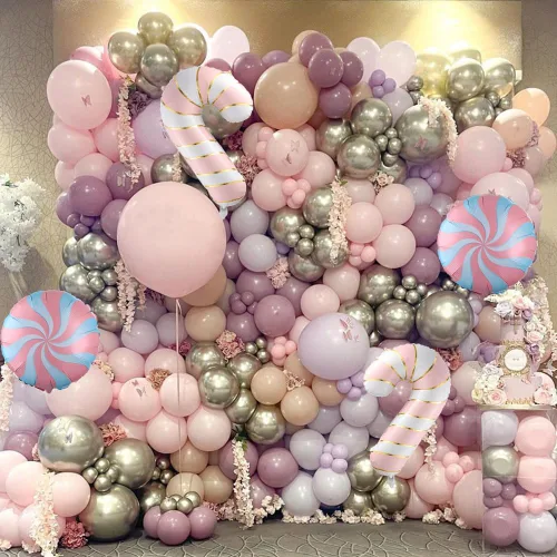 Vista 5 de Kit de arco de globos de Navidad pastel de 158 piezas, globos de color rosa, morado y plateado con detalles de bastón de caramelo 3D y piruletas