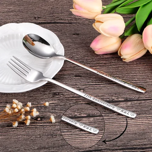 Vista 2 de Juego de cuchara y tenedor de acero inoxidable con nombre personalizado para parejas, utensilios de metal grabados personalizados para helado, café