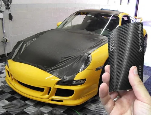 Vista 4 de Rollo de vinilo protector de autos de fibra de carbono VVIVID XPO negro con tecnología de liberación de aire
