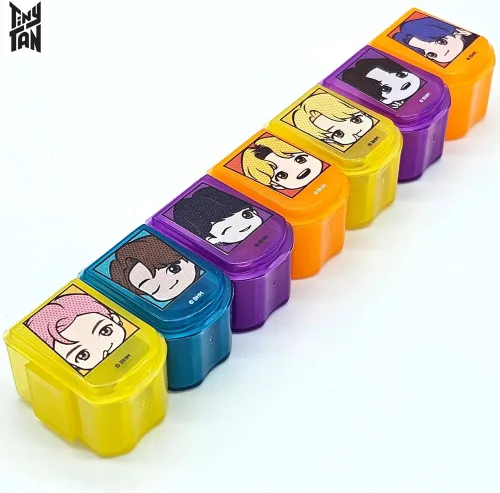 Vista 2 de Mercancía oficial de BTS con licencia oficial de Kpop - TinyTAN Personaje Organizador de píldoras diario portátil desmontable Dispensador Estuche