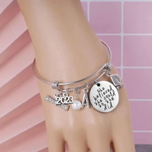 Vista 5 de Ukodnus Regalo de graduación de clase 2023, pulsera de graduación para adultos mayores 2023, regalos de graduación inspiradores para ella, 26
