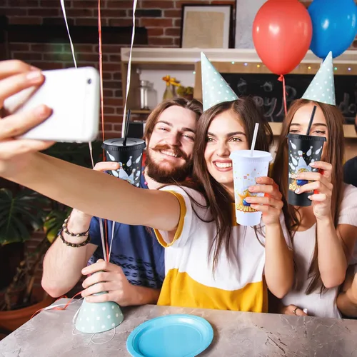 Vista 5 de 12 vasos de plástico para suministros de fiesta de cumpleaños de bolos, 24 onzas, vaso de bolos reutilizable con tapas y popotes