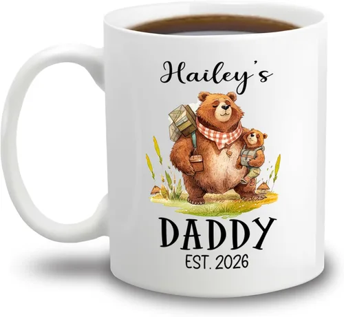 Vista 14 de Taza de café personalizada con nombre y año, taza de cerámica blanca personalizada para bebé, regalo único de taza de café con anuncio de embarazo