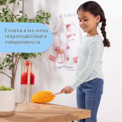 Vista 4 de Melissa & Doug Let's Play House ¡Quitar el polvo! ¡Barrer! ¡Trapear! Set de 6 piezas.