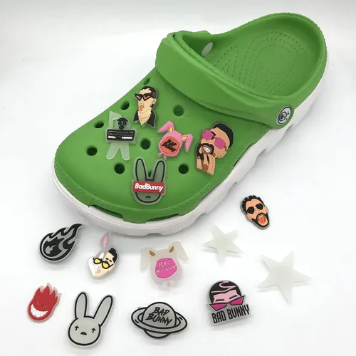 Vista 9 de JIANGLIND 22 dijes de Bad Bunny que brillan en la oscuridad para zapatos que brillan en la oscuridad, se adaptan a sandalias de zueco, decoración