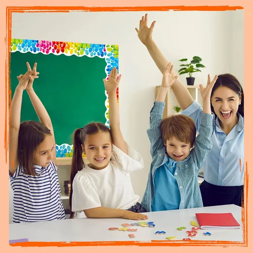 Vista 7 de Bordes de tablón de anuncios de 60 pies, patrón de globos de color, borde ondulado enrollado para escuela, aula y oficinas