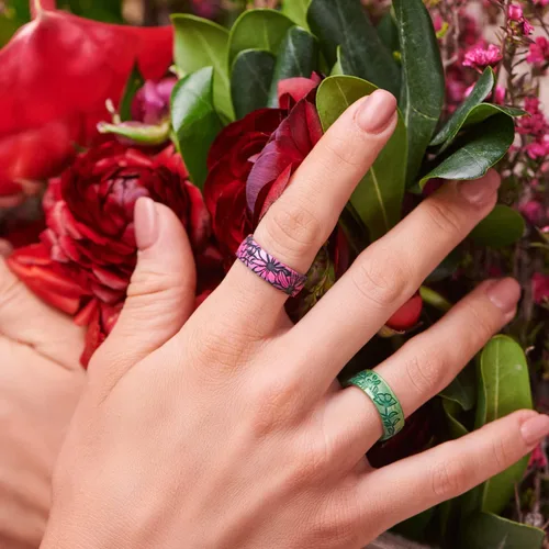 Vista 5 de Enso Rings Anillos de silicona florales grabados, diseño cómodo y flexible, colección de primavera