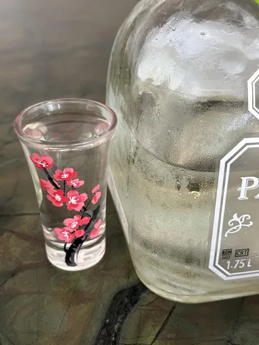 Vista 5 de Cambio de color, vaso de chupito de flor de cerezo de 2 onzas, juego de 2 piezas de Sakura, incluye caja de regalo