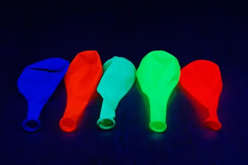 Vista 3 de DirectGlow - Juego de 25 globos de látex reactivos de 11 pulgadas con luz negra