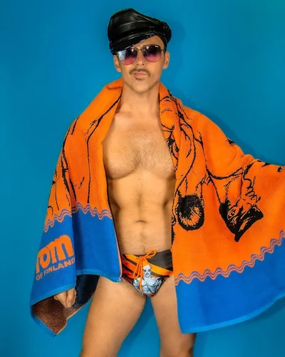 Vista 2 de Tom of Finland Toalla de playa de lujo (Gay)