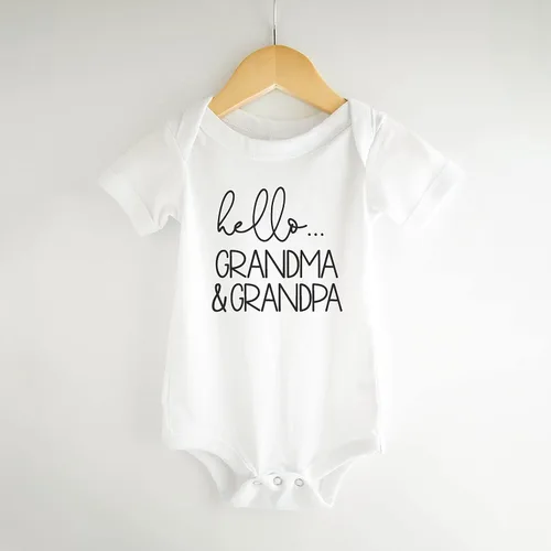 Vista 6 de Bump and Beyond Designs Regalo de anuncio de bebé con texto en inglés «Hello Grandma and Grandpa»