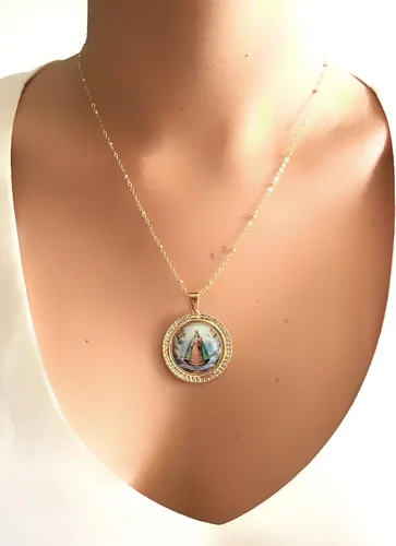 Vista 6 de LESLIE BOULES Collar con colgante de Virgen Caridad del Cobre cadena chapada en oro de 18 quilates joyería religiosa Latón No es una piedra preciosa