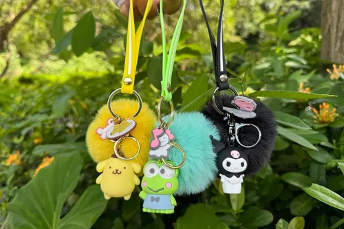 Vista 5 de PaPiJoJo Lindos llaveros para niñas, Kawaii Pom Pom Fuzzy Llavero Accesorios Pulsera Llavero de dibujos animados Llavero
