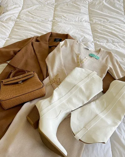 Vista 2 de Arromic Botas vaqueras para mujer, cómodas, bordadas, vaquera occidental, hasta la rodilla, puntera puntiaguda, cremallera, tacón grueso, traje