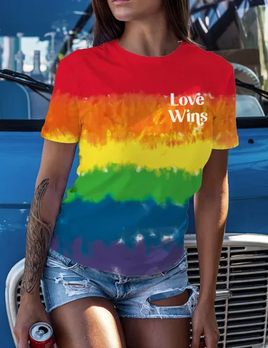 Vista 4 de Camiseta de manga corta con texto en inglés "Be You" para mujer, con estampado de arcoíris y texto en inglés "Love Wins