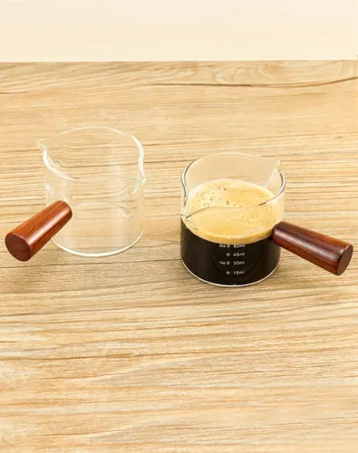 Vista 2 de QWORK Vaso de leche de medición de doble boquilla, paquete de 2 vasos de chupito de espresso de 2.5 fl oz con mango de madera, jarra triple