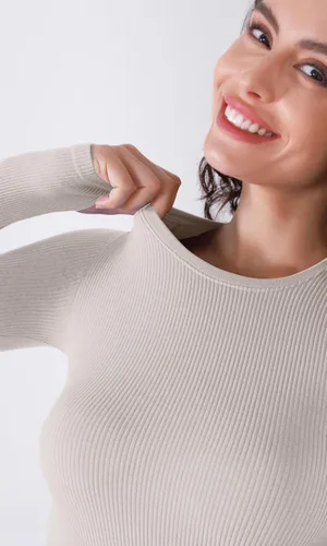 Vista 4 de ODODOS Paquete de 2 camisetas de manga larga sin costuras con agujero para el pulgar para mujer, cuello redondo, camisetas acanaladas