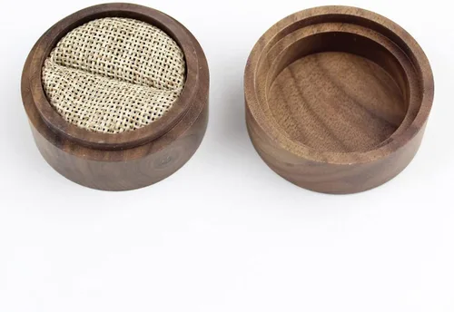Vista 4 de Caja de anillo de compromiso pequeña de madera de nogal rústico, mini caja redonda de madera maciza para almacenamiento de anillos de boda