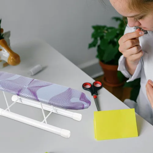 Vista 4 de Tabla de planchar pequeña de mesa con cubierta resistente al calor, alfombrilla de planchar portátil para mangas y ropa, compacta y ligera