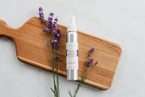 Vista 2 de Victoria's Lavender Aerosol corporal de aromaterapia, niebla hidratante para mujeres, infundido con aloe vera y aceite esencial de lavanda, 4 onzas