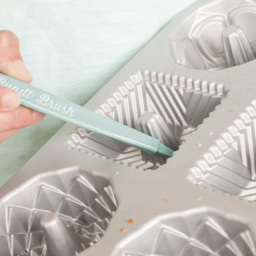 Vista 3 de Nordic Ware Herramienta de limpieza Ultimate Bundt