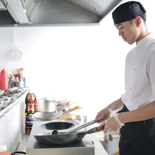 Vista 4 de Salsa de pescado premium Thai Kitchen, 23.66 fl oz - Una botella de 23.66 onzas líquidas de salsa de pescado elaborada para aderezos y marinadas
