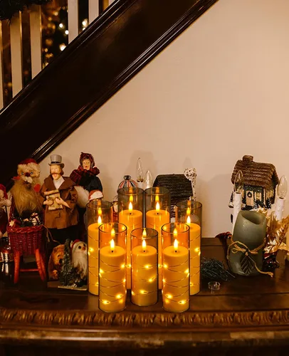 Vista 2 de ACROSS Velas de ámbar sin llama con tira de luces, funciona con pilas, velas LED de pilar de 5, 6, 7, 8 pulgadas, con control remoto, juego de 12