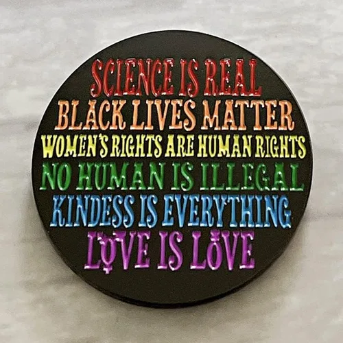Vista 4 de La ciencia es real Pin Black Lives Matter Pin No Human Is Ilegal Pin Los derechos de las mujeres son los derechos humanos Pin Love Is Love Pin