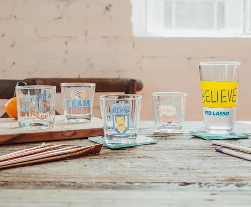 Vista 8 de Silver Buffalo Ted Lasso Believe - Vaso de cerveza tradicional para licor, bebidas de pub, capacidad para 16 onzas