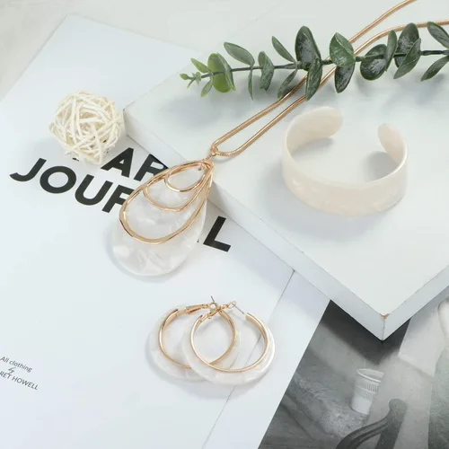 Vista 2 de ORAZIO Juego de joyas acrílicas para mujer, aretes de resina bohemia, collar y pulsera