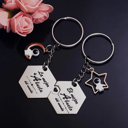 Vista 4 de LParkin 2 llaveros para abuelos acero inoxidable, regalo abuelo, regalos para abuelas, colgante con grabado, juego de llaveros regalos de Navidad